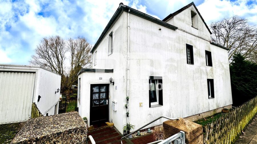 Schönes Ein- bis Zweifamilienhaus mit Gartenbereich, Terrasse + Balkon und Doppelgarage - Frontansicht